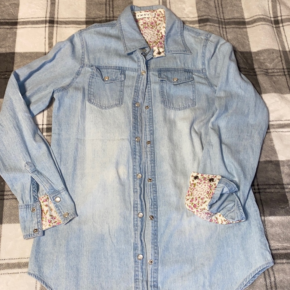 Women’s denim button up shirt with floral detail!